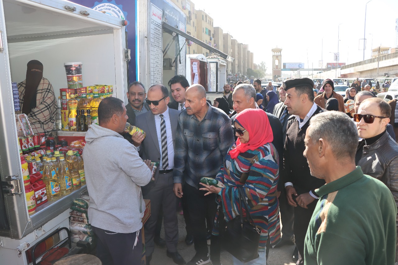 السكرتير العام المساعد يتفقد سوق اليوم الواحد لتوفير السلع بأسعار مُخفضة